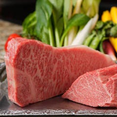 月山の直営牧場にて丹念に育て上げた、自慢の逸品「福寿館牛」
