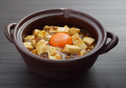 ギョウザ オウショウ 有楽町国際フォーラム口店YRC月見土鍋麻婆豆腐丼