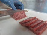 納品された牛肉は店内で調理人が、その日使用する分を加工します