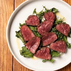 低温調理で丁寧に火入れをした銘柄豚ロースや牛ハラミのグリル