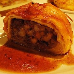 3時間煮込んだ自家製の豚肉とミルポワのパイ包み焼き