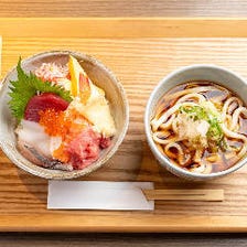 お昼11時から営業中◆　海鮮丼　＋200円で味噌汁をうどんに変更可能
