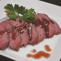 赤ワインソースのローストビーフ。自家製ソースで上品に☆