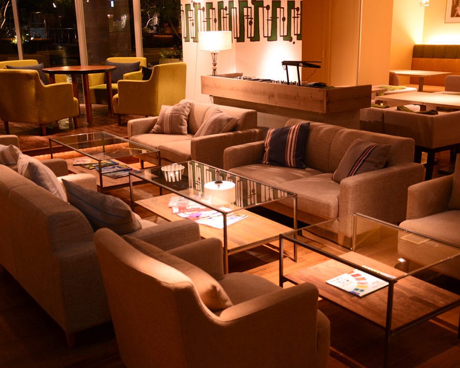 落ち着いた照明でソファー席が並ぶ店内