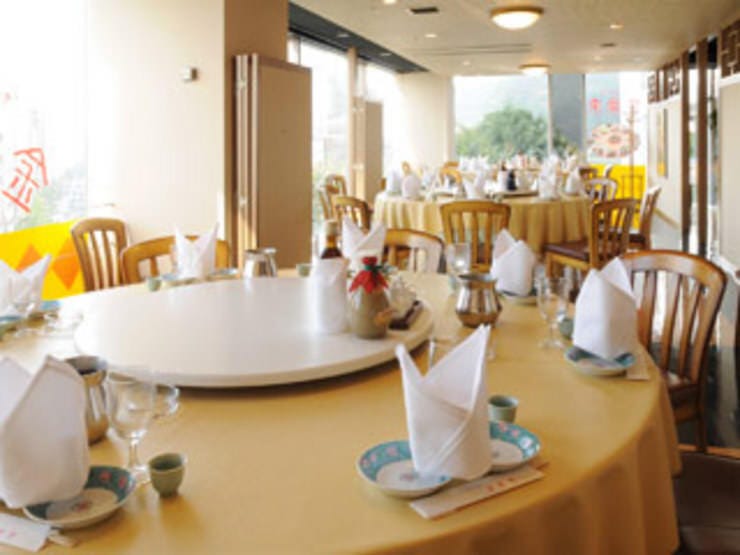 円卓が並んでいる金寶來 新神戸店の店内