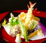 好坊天ぷら盛り合わせ(1560円)　　エビ天２本　旬の野菜天６～７点　　　　　　当店一番人気の揚げ物　写真は一例です
