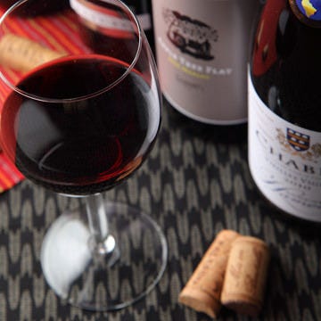 ソムリエのオーナー厳選の20種類以上のボトルワイン。