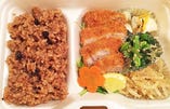 寝かせ玄米-酵素玄米-と四菜弁当（主菜と日替わり副菜3種