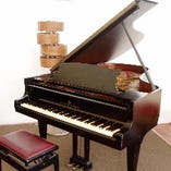 演奏会ができるグランドピアノが常設！