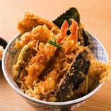 お昼は気軽に天どんと天ぷら定食を、ご用意しております