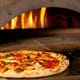 石窯で焼き上げるピッツァは表面は香ばしく、中はもちもちの食感