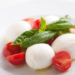 カゼルタからの自社輸入 水牛のボッコンチーニと チェリートマトのカプレーゼ