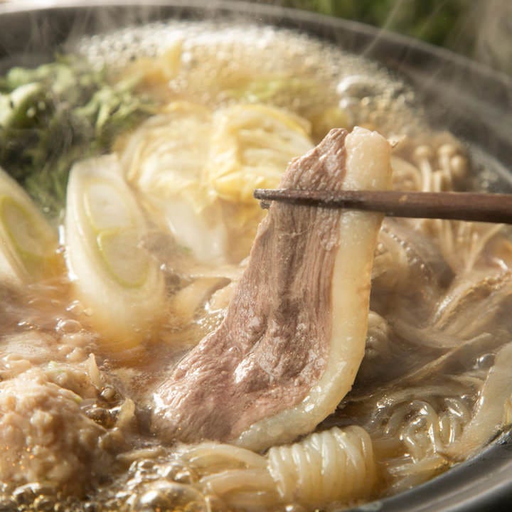 比内地鶏のスープをベースにした鴨鍋はメインから〆まで充実！