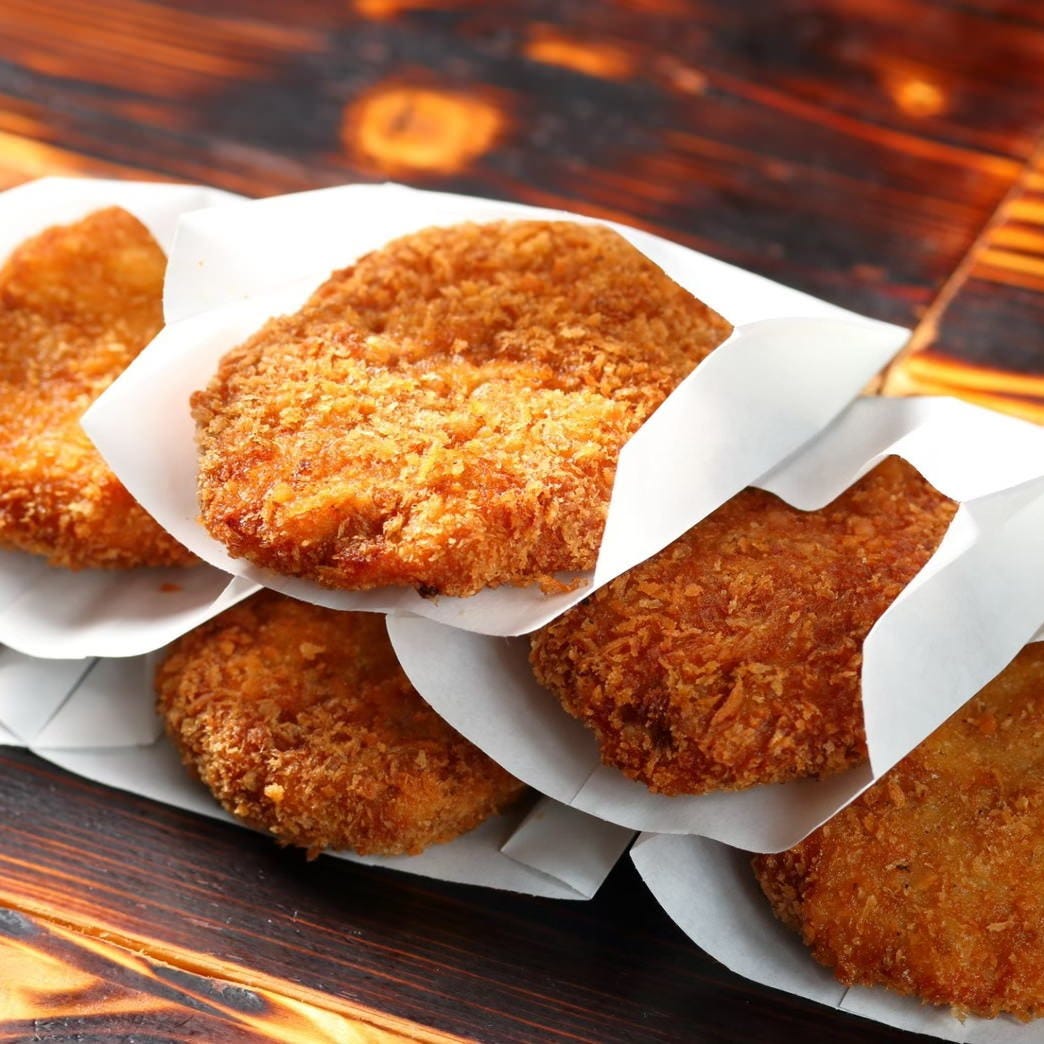 カラッと揚げられた和牛ひつまぶし うし川の小江戸メンチ