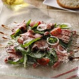 イタリアの定番料理「タリアータ」をサラダ仕立てに