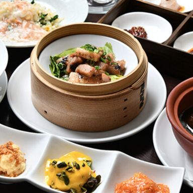 チャイニーズレストラン 凛_【2H飲み放題付・スタンダード】和牛肩ロース肉のしゃぶしゃぶ仕立て、名物6種冷菜の盛り合わせなど8,500円