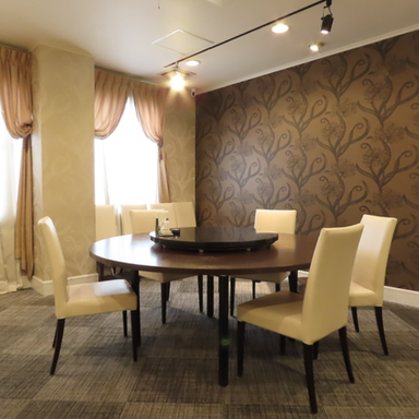 チャイニーズレストラン 凛_白を基調とした落ち着いた明るい店内