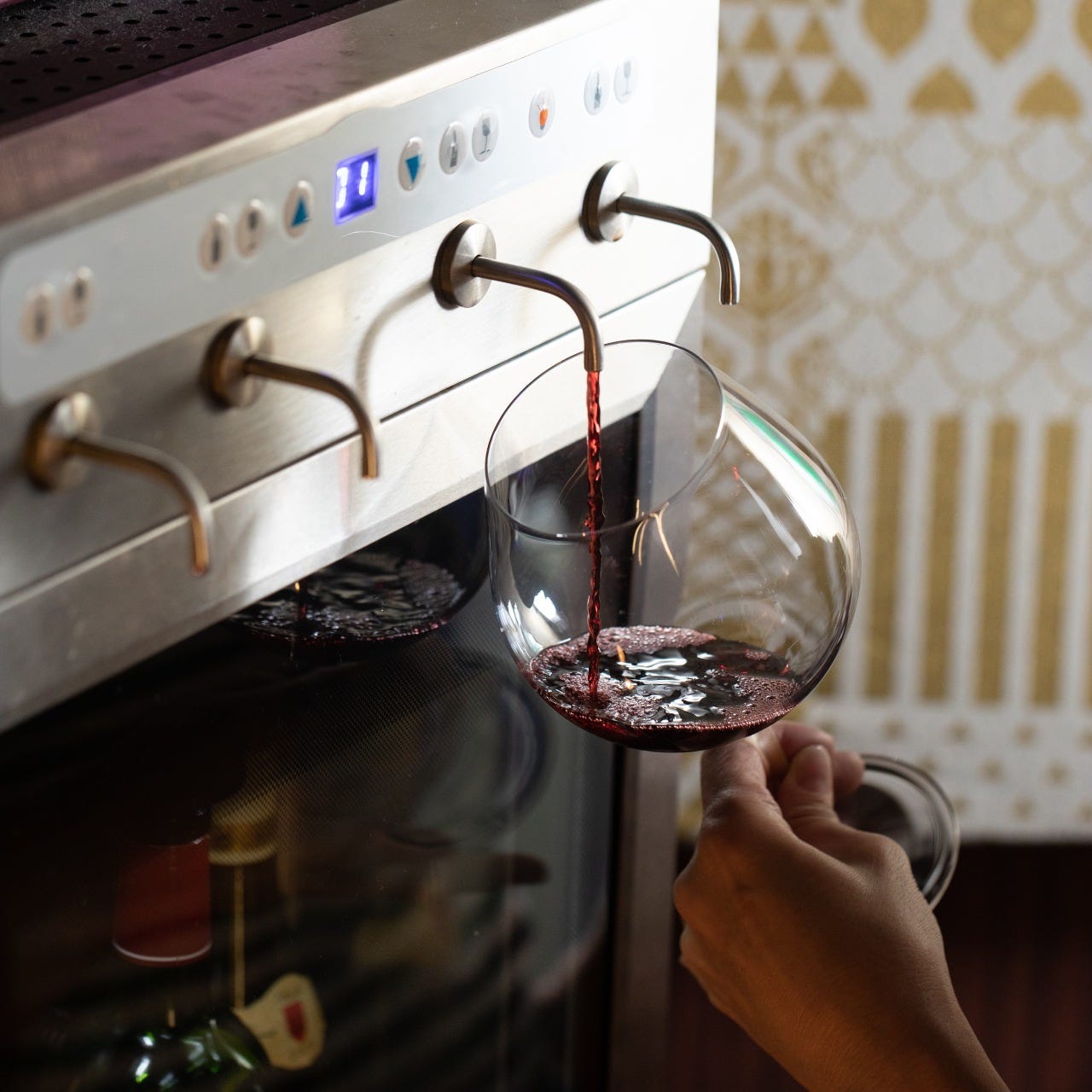 高級ワインもグラスで提供できるワインサーバーは鮮度が抜群