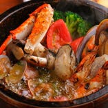 ◆8種類の海鮮をオリーブオイルで
煮込む石焼海鮮アヒージョ♪