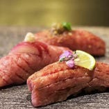 松阪牛炙り寿司♪
山葵もお肉の上に乗って本当においしい1品。