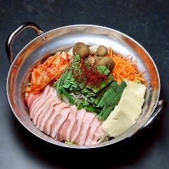 鍋に入った韓国料理のデジキムチ