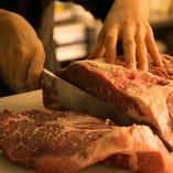 信頼の置ける卸業者から新鮮で上質なお肉だけを厳選して仕入れしています。