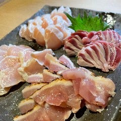新鮮な朝挽き鶏の刺身盛り合わせ