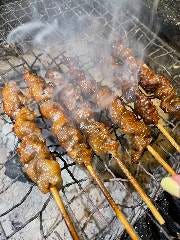6日間かけてじっくり仕込む「とり皮ぐるぐる巻き」