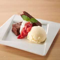 チョコブラウニー&バニラアイス ~苺ソース添え~ 旨唐揚げと居酒メシ ミライザカ 府中並木通店_チョコブラウニー&バニラアイス ~苺ソース添え~