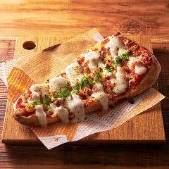 旨唐揚げと居酒メシ ミライザカ 府中並木通店_なんでピザ  ～美幌峠牧場チーズソース～