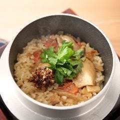 旨唐揚げと居酒メシ ミライザカ 府中並木通店_卓上炊き上げ！とり釜めし