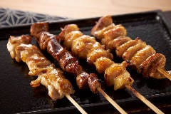 旨唐揚げと居酒メシ ミライザカ 府中並木通店_鉄板やきとり4種盛