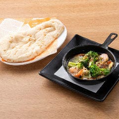 旨唐揚げと居酒メシ ミライザカ 府中並木通店_ナンで食べる？海老とあさりのアヒージョ