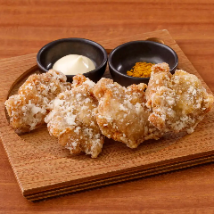 旨唐揚げと居酒メシ ミライザカ 府中並木通店_【ジュワッ旨！唐揚げ】
スパイス香る味わいが後引くうまさ！グローブ揚げとはまたひと味違う美味しさを堪能いただける定番の鶏の唐揚げも絶品。“ザクッ！ジュワ～ッ”とジューシーなお肉の旨みが溢れ出す唐揚げを生ビールやスッキリ爽快なハイボールで流し込む…まさに至福の瞬間♪是非ご賞味ください！