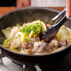 旨唐揚げと居酒メシ ミライザカ 府中並木通店_【JYU！JYU！鉄板】
大人気「塩レモンホルモン炒め」をはじめ、自家製シビ辛ソースがクセになる「四川ホイコーロー炒め」や、とろろ×チーズの新感覚ソースをたっぷり絡めてお召し上がりいただく「タッカルビ～特製とろろチーズソース～」など、様々な鉄板メニューを集めました。あなたの一番を是非見つけてください♪