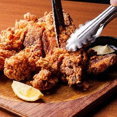 旨唐揚げと居酒メシ ミライザカ 府中並木通店_大自然で育った清流若どりのモモを、まるごと一本唐揚げに！