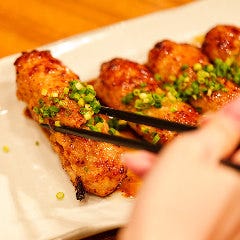 旨唐揚げと居酒メシ ミライザカ 府中並木通店_【コスパ抜群!ザ・イザカヤ定番】
ミライザカでは焼き鳥やつくね、鉄板餃子など、みんなが大好きな居酒屋の定番メニューをお手頃価格でご用意。小皿料理も豊富なので、いろいろ頼んでシェアする楽しさも広がります。幅広いカテゴリが揃う総合居酒屋だからこそ、好みを問わず誰もが楽しめるラインナップです。