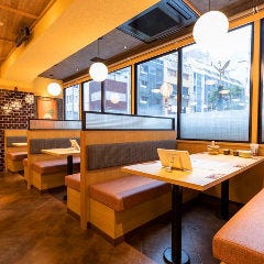 旨唐揚げと居酒メシ ミライザカ 府中並木通店_【BOX席|落ち着いて楽しむプライベート空間】
ほどよく区切られたBOX席は、まわりを気にせず会話を楽しみたい日にぴったり。食事メインの集まりや、ゆっくり過ごしたい飲み会にも向いています。くつろげる空間で、ミライザカの料理とお酒を心ゆくまでどうぞ。※完全個室の有無は店舗によって異なります。