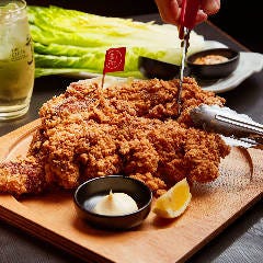 旨唐揚げと居酒メシ ミライザカ 府中並木通店_まるでグローブ？！な、ド迫力。お好みのサイズにカットしてお持ちいたします◎