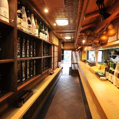 1Fの立ち飲みスペースは常連さんたちで毎日賑わっています。