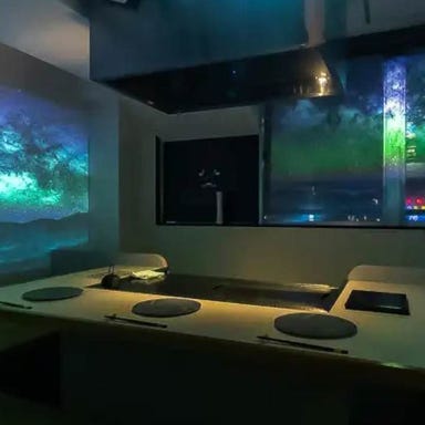 神戸牛 牛魔 道頓堀店_優雅なプロジェクションマッピング