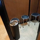 ＃喫煙室　喫煙室に椅子を設置しております。お客様同士で、譲り合ってご利用いただけましたら幸いです。＃分煙対策