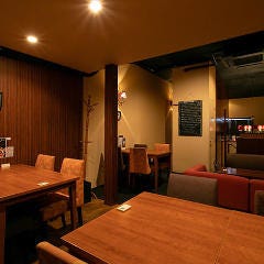 ゆったりとした空間でお食事やお酒をお楽しみいただけます