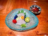 近海魚の刺身　海人(うみんちゅ)風　　　　　　　酢醤油+島とうがらし