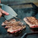 【　肉　】
沖縄本島で育った「もとぶ牛」のステーキが人気！
