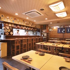 お一人様でもゆったりとお食事が楽しめる1階テーブル席