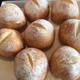 自家製の天然酵母パンをお召し上がり下さい。