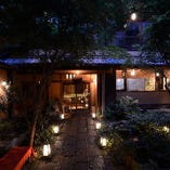 四季折々の表情を映す緑豊かな日本庭園がお出迎えします。