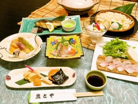 並べられた刺身や天ぷら