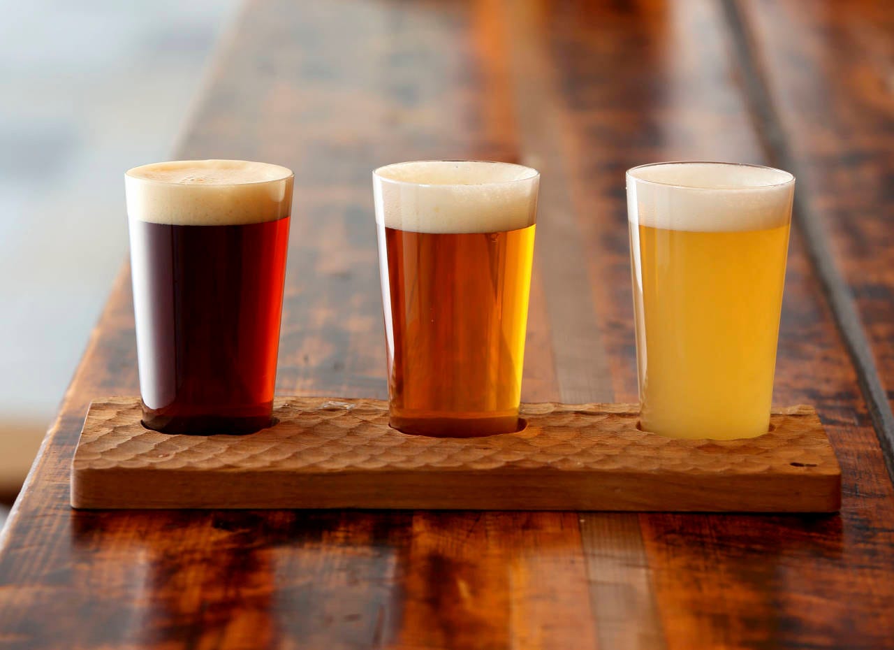 3つ並んだビールグラス